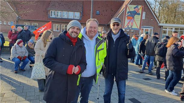 Bundestagsabgeordneter Daniel Schneider (links) und Cuxhavens Oberbürgermeister Uwe Santjer (Mitte) sind ebenfalls vor Ort.