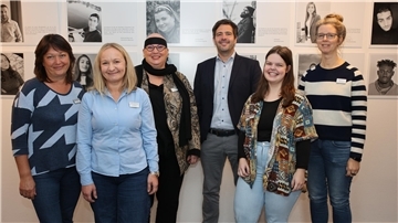 Bundestagsabgeordneter Daniel Schneider (SPD) (3.v.r.) informierte sich beim Jugendmigrationsdienst (JMD) des Paritätischen: (v.l.) Vera Nickels und Dorota Mrusek, Helle Vanini, Jurina Silberborth und Daniela Fontein.