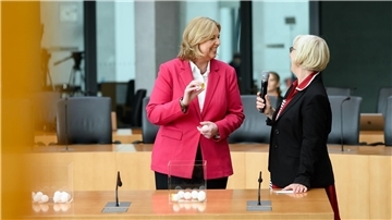 Bundestagspräsidentin Bärbel Bas (l, SPD) zieht zusammen mit Christine von Blanckenburg vom Nexus Institut bei der Bürgerlotterie im deutschen Bundestag die Teilnehmenden des ersten Bürgerrates „Ernährung im Wandel“.