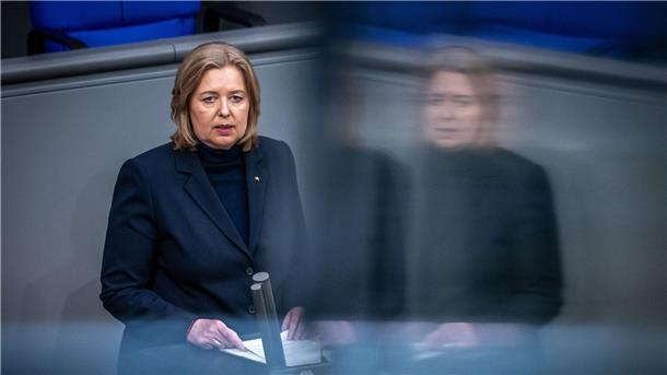 „Sei a Mensch“ - Holocaust-Gedenken im Bundestag Bundestagspräsidentin Bärbel Bas (SPD) spricht zu Beginn der Holocaust-Gedenkstunde des Deutschen Bundestages.