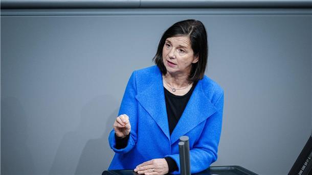 Bundestagsvizepräsidentin Katrin Göring-Eckardt erwartet, dass der Strompreis günstiger wird, wenn mehr erneuerbare Energie genutzt wird.