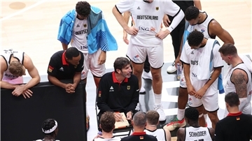 Bundestrainer Alex Mumbru ist zurück - und Deutschlands Basketballer siegen auch für ihn.