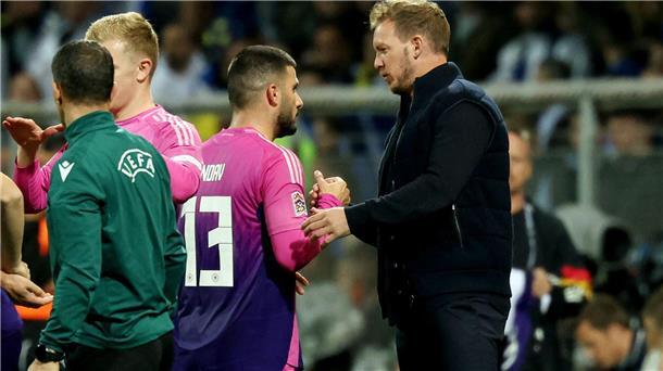 Liebling Undav: „Cooler Fetzen“ zündet mit Müllers 13 Bundestrainer Julian Nagelsmann (r) gratuliert Deniz Undav in Zenica bei der Auswechslung zu seinem Doppelpack.