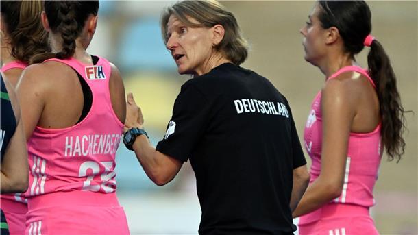 Schopman macht’s möglich - Hockey-Damen träumen vom Finale Bundestrainerin Janneke Schopman hat noch viel Arbeit.