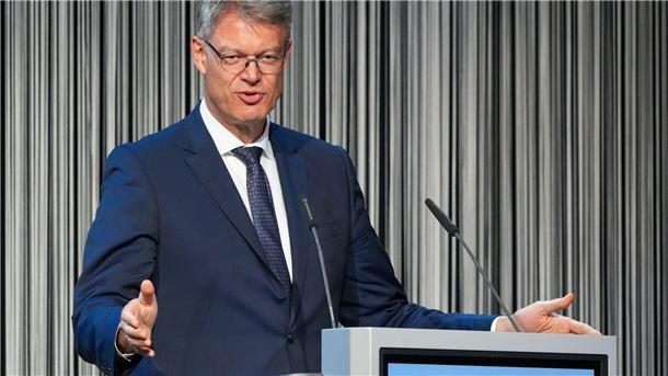 Evelyn Palla soll die Deutsche Bahn aus der Krise führen Bundesverkehrsminister Patrick Schnieder hofft, dass die neue Chefin samt neuer Strategie bei der Bahn den Richtungswechsel einleitet. (Archivbild)