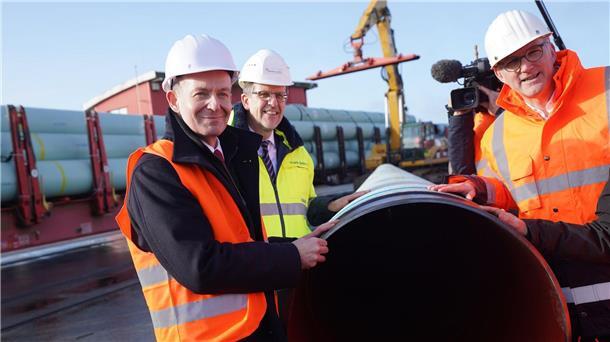 Ermittlungen wegen Schaden an Erdgas-Pipeline Bundesverkehrsminister Volker Wissing bei einem Pressetermin zum Bau der neuen LNG-Pipeline in Brunsbüttel in Schleswig-Holstein. An der Pipeline wurden nun Löcher gefunden - die Ermittlungen laufen.