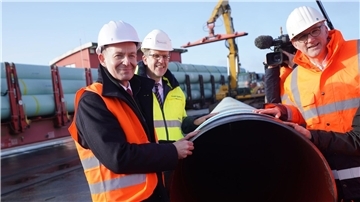 Bundesverkehrsminister Volker Wissing bei einem Pressetermin zum Bau der neuen LNG-Pipeline in Brunsbüttel in Schleswig-Holstein. An der Pipeline wurden nun Löcher gefunden - die Ermittlungen laufen.