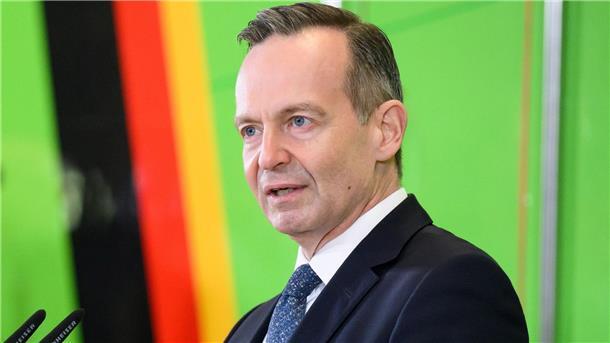 Schnellerer Autobahnbau: Gegenwind für Wissing aus Ländern Bundesverkehrsminister Volker Wissing (FDP) hat den Ländern bei seinen Plänen für deutsche Autobahnen eine Frist gesetzt - und könnte ausgebremst werden.