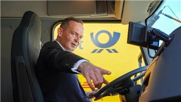 Bundesverkehrsminister Volker Wissing in einem elektrisch angetriebenen Lastwagen.
