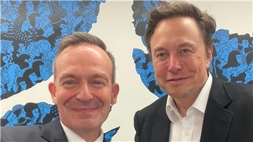 Bundesverkehrsminister Volker Wissing (l) und Twitter-Mehrheitseigner Elon Musk posieren für ein Selfie in San Francisco.