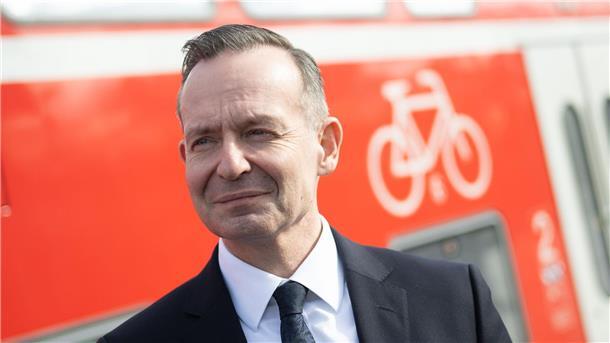 Geduldsprobe: Wann werden die Züge pünktlicher? Bundesverkehrsminister Volker Wissing will für mehr Pünktlichkeit bei der Bahn sorgen.