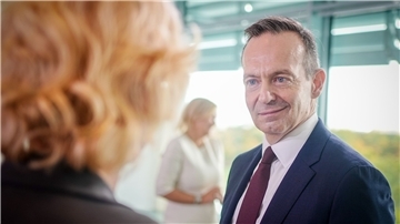 Bundesverkehrsminister Volker Wissing will mit einem Maßnahmenpaket den Ausbau des Ladenetzes für Elektroautos vorantreiben.