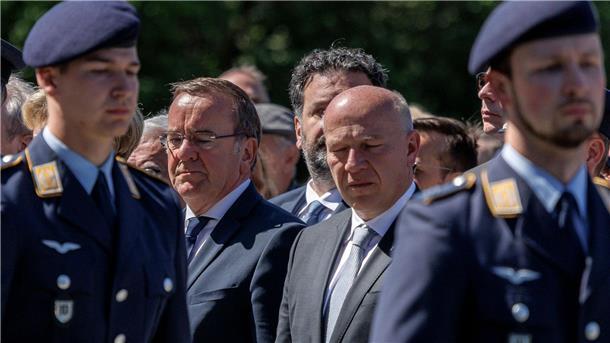 Ende der Berliner Luftbrücke: Pistorius mahnt Solidarität an Bundesverteidigungsminister Boris Pistoris (M.l.) und Berlins Regierender Bürgermeister Kai Wegner beim Festakt zum 75. Jahrestag des Endes der Berliner Luftbrücke.