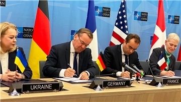 Krieg gegen die Ukraine: So ist die Lage Bundesverteidigungsminister Boris Pistorius (2.v.l), sein französischer Amtskollege Sébastien Lecornu (2.v.r) sowie weitere Ministerinnen und Minister unterzeichnen das Gründungsdokument der Ukraine-Koalition.