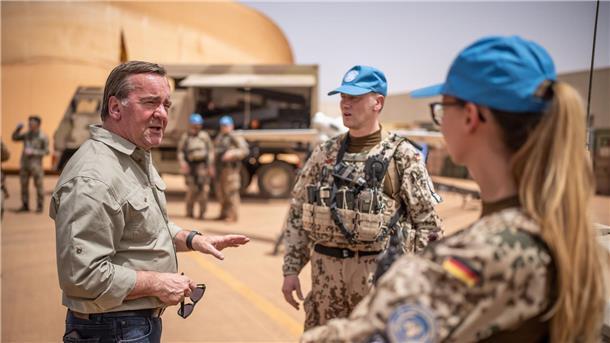 Mali sichert Unterstützung bei Abzug der Bundeswehr zu Bundesverteidigungsminister Boris Pistorius (l.) im Bundeswehr-Feldlager in Gao.