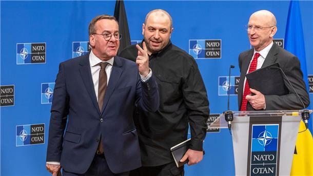 Nato berät nach Luftraumverletzung über bessere Abschreckung Bundesverteidigungsminister Boris Pistorius (l) und sein britischer Kollege John Healey (r) wollen weitere Unterstützung für die Ukraine organisieren. Der ukrainische Kollegen Rustem Umjerow (m) sollen über den Bedarf informieren. (Archivbild)
