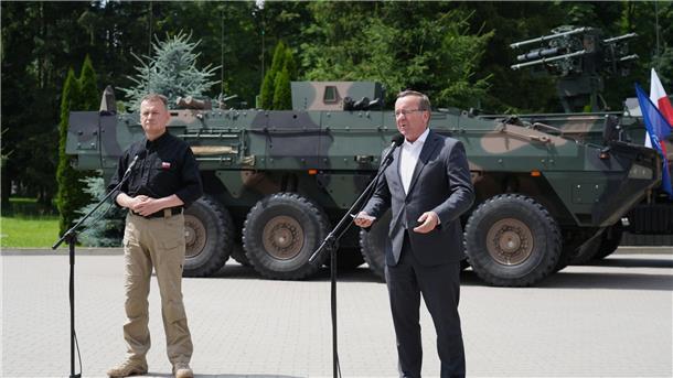 Pistorius drängt in Polen auf Lösung für Panzerreparaturen Bundesverteidigungsminister Boris Pistorius und sein polnischer Amtskollege Mariusz Blaszczak (l) in Zamosc.
