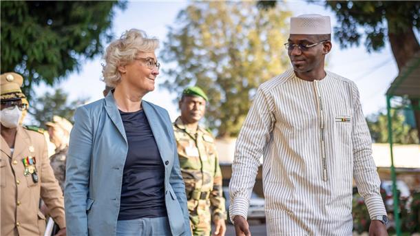 Lambrecht in Westafrika: Besuch bei Soldaten vor Weihnachten Bundesverteidigungsministerin Christine Lambrecht trifft in Bamako ihren malischen Amtskollegen Sadio Camara.