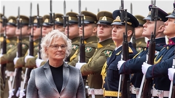 Bundesverteidigungsministerin Christine Lambrecht wird in Litauen mit militärischen Ehren empfangen.