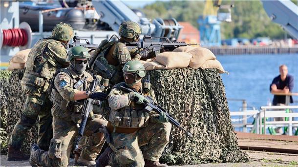 Bundeswehr-Soldaten sichern das Werftgelände. 