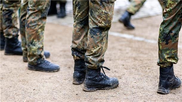 Pistorius will Soldaten nach Ende von Mali-Einsatz empfangen Bundeswehrsoldaten stehen in einer Reihe.