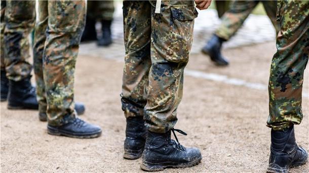 Letzte Soldaten aus Mali-Einsatz unterwegs nach Deutschland Bundeswehrsoldaten stehen in einer Reihe.