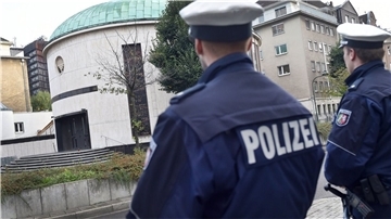 Bundesweit werden Synagogen von der Polizei bewacht oder sind Ziel von regelmäßigen Streifen, um antisemitische Straftäter abzuschrecken.