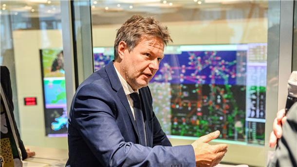Habeck: Bei Firmenübernahmen durch Chinesen Zügel anziehen Bundeswirtschaftsminister Robert Habeck (Bündnis 90/Die Grünen) will, dass Übernahmen deutscher Firmen in Schlüsseltechnologien etwa durch chinesische Investoren generell erschwert werden.