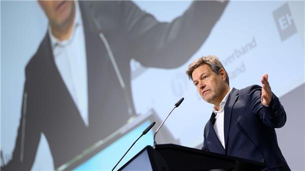 Habeck zu Preisbremsen: Preise werden automatisch abgesenkt Bundeswirtschaftsminister Robert Habeck (Bündnis 90/Die Grünen) spricht beim Handelskongress 2022.