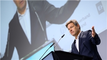 Bundeswirtschaftsminister Robert Habeck (Bündnis 90/Die Grünen) spricht beim Handelskongress 2022.