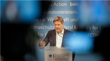 Bundeswirtschaftsminister Robert Habeck (Bündnis 90/Die Grünen) spricht bei der Pressekonferenz zum Photovoltaik-Gipfel im Bundeswirtschaftsministerium.
