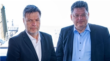 Bundeswirtschaftsminister Robert Habeck (Bündnis90/Grüne,l) trifft Reinhard Meyer (SPD), Wirtschafts-, Tourismus- und Verkehrsminister von Mecklenburg-Vorpommern, auf der Insel Rügen.