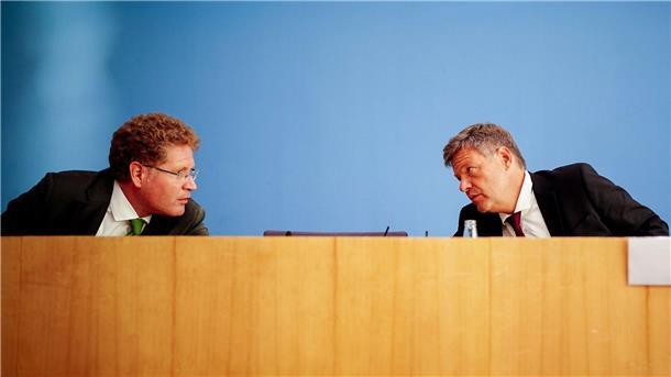 Union will Habecks Staatssekretär in Ausschuss vorladen Bundeswirtschaftsminister Robert Habeck (Grüne, r) und sein Staatssekretär Patrick Graichen.