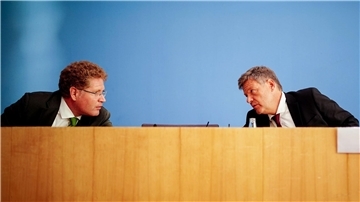 Bundeswirtschaftsminister Robert Habeck (Grüne, r) und sein Staatssekretär Patrick Graichen.