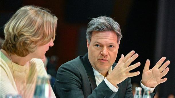 Wirtschaftsminister: Energiewende liegt im Plan Bundeswirtschaftsminister Robert Habeck (Grüne) unterhält sich mit Kerstin Andreae, Hauptgeschäftsführerin des Bundesverbandes der Energie- und Wasserwirtschaft e. V. (BDEW).