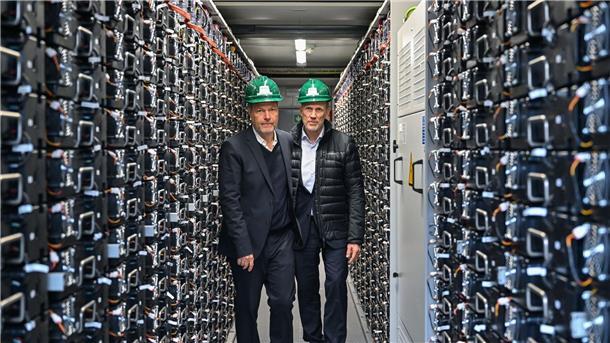 Kohleausstieg: Habecks Spagat in der Lausitz Bundeswirtschaftsminister Robert Habeck (l) und Leag-Chef Thorsten Kramer besuchen bei einem Rundgang über das Gelände des Braunkohlekraftwerks Schwarze Pumpe einen Batteriespeicher.