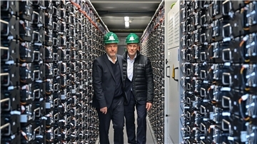 Bundeswirtschaftsminister Robert Habeck (l) und Leag-Chef Thorsten Kramer besuchen bei einem Rundgang über das Gelände des Braunkohlekraftwerks Schwarze Pumpe einen Batteriespeicher.