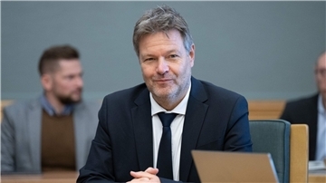 Bundeswirtschaftsminister Robert Habeck nimmt in der Sächsischen Staatskanzlei an einer Kabinettssitzung der Landesregierung teil.
