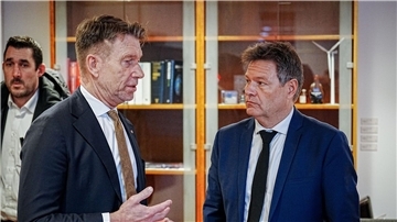 Bundeswirtschaftsminister Robert Habeck (r) im Gespräch mit Norwegens Energieminister Terje Aasland in Oslo.