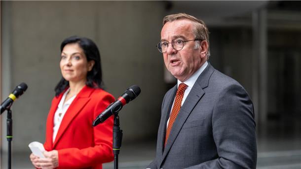 Bundeswehr soll künftig schneller Waffen kaufen können Bundeswirtschaftsministerin Katherina Reiche (CDU) und Verteidigungsminister Boris Pistorius (SPD) stellten die Pläne vor.