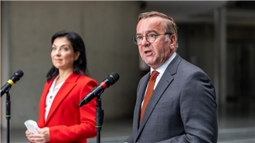Bundeswehr soll künftig schneller Waffen kaufen können Bundeswirtschaftsministerin Katherina Reiche (CDU) und Verteidigungsminister Boris Pistorius (SPD) stellten die Pläne vor.