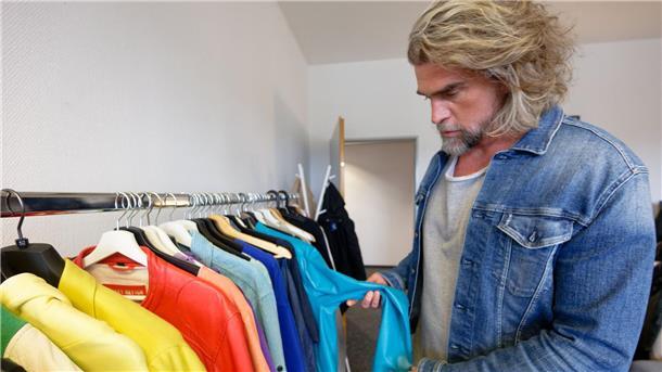 Bunt, bunt, bunt sind alle meine Kleider: Nils Glagau in seiner Garderobe.