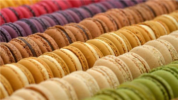 Macarons und Co: Tschüs Nachtisch, Hallo Luxusdessert Bunt, bunter, Macarons: Blick auf eine Auswahl des Trend-Gebäcks in Brüssel. (Archivbild von 2014)