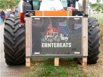 Bunt, laut und fröhlich - die Tarmstedter Erntewagenparade