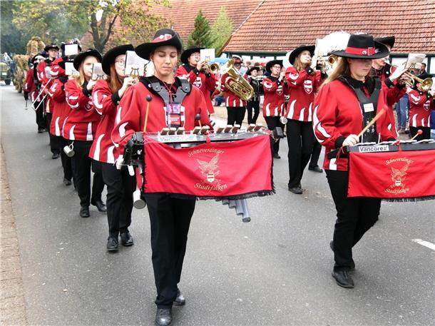 Bunt, laut und fröhlich - die Tarmstedter Erntewagenparade