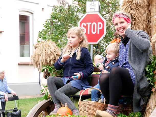 Bunt, laut und fröhlich - die Tarmstedter Erntewagenparade