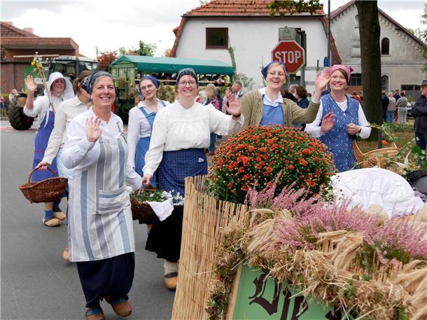 Bunt, laut und fröhlich - die Tarmstedter Erntewagenparade