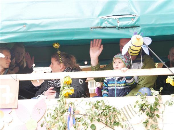 Bunt, laut und fröhlich - die Tarmstedter Erntewagenparade