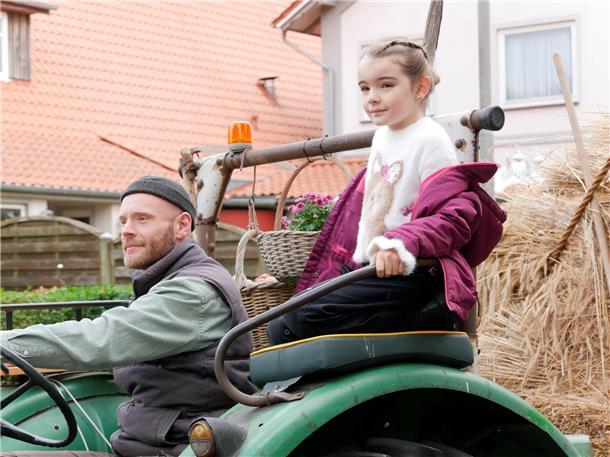 Bunt, laut und fröhlich - die Tarmstedter Erntewagenparade