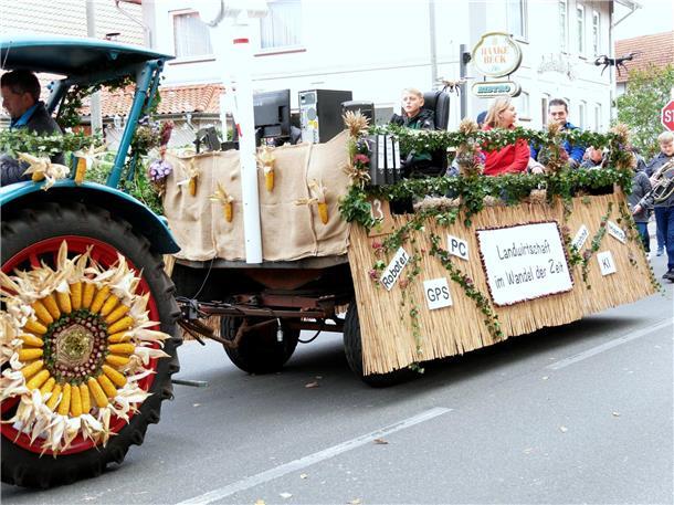 Bunt, laut und fröhlich - die Tarmstedter Erntewagenparade